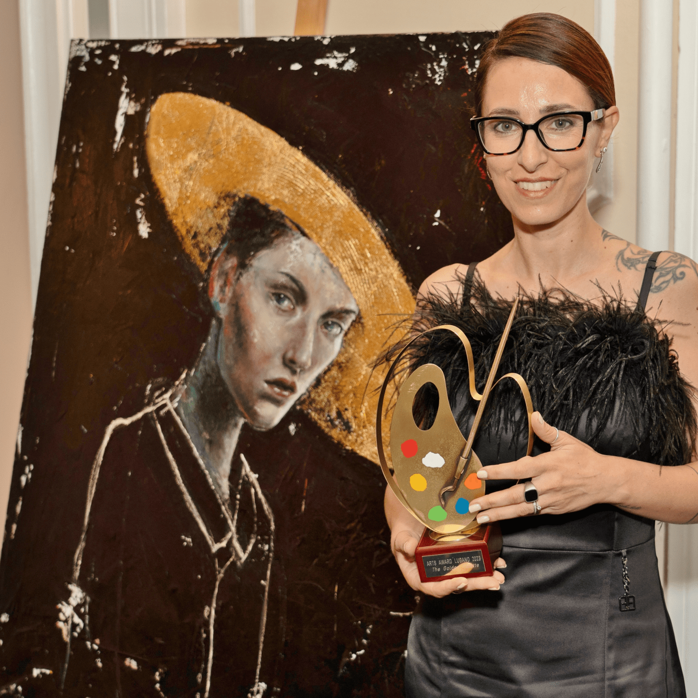 Tara-Sono-Io-Artist-Giovana-Mancini-with-trophy-scaled